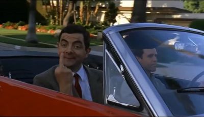 Fa un gestaccio mentre sorpassa e subito dopo fa un incidente [VIDEO]