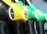 Cala il petrolio ma non la benzina: perché?