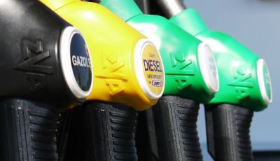 Cala il petrolio ma non la benzina: perché?