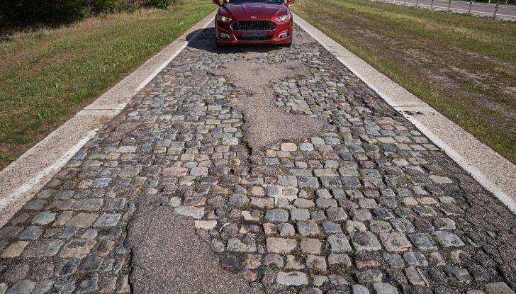 Guida contromano: Ford sperimenta un nuovo sistema di avviso - Foto 5 di 11