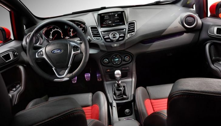 Ford Fiesta 2015 si conferma la compatta più venduta anche nel 2015, postazione di guida.