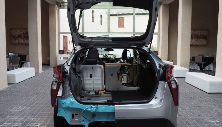 Nuova Toyota Prius, prova su strada della quarta generazione - Foto 43 di 48