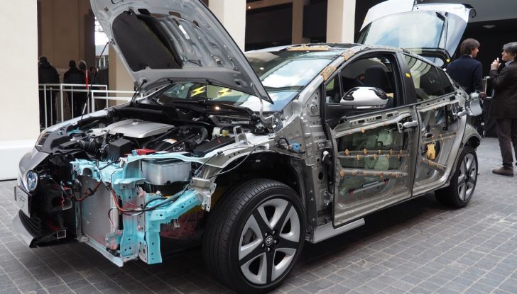 Nuova Toyota Prius, prova su strada della quarta generazione - Foto 44 di 48