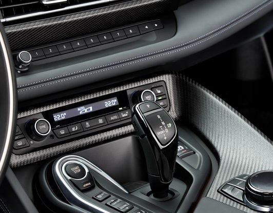 BMW i8 Protonic Red Edition dettaglio interno