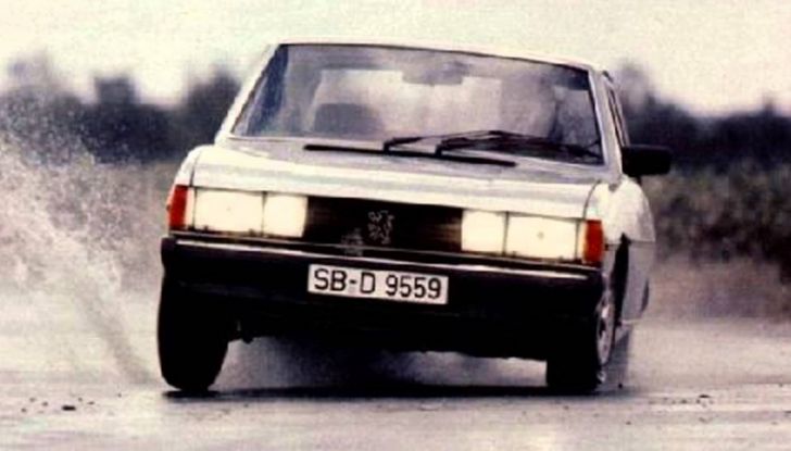 Peugeot a Rétromobile 2016 con le coupé e le cabriolet - Foto 14 di 14