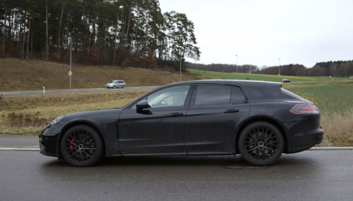 Porsche Panamera Shooting Brake prime immagini spia della nuova station wagon - Foto 12 di 25