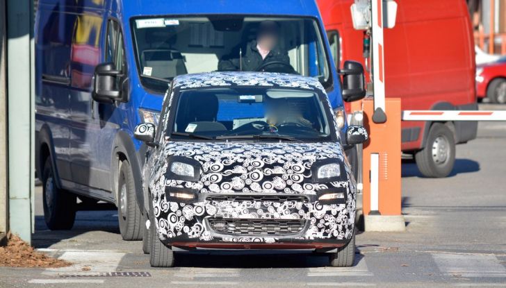 Fiat Panda facelift, in città, foto spia anteriore.