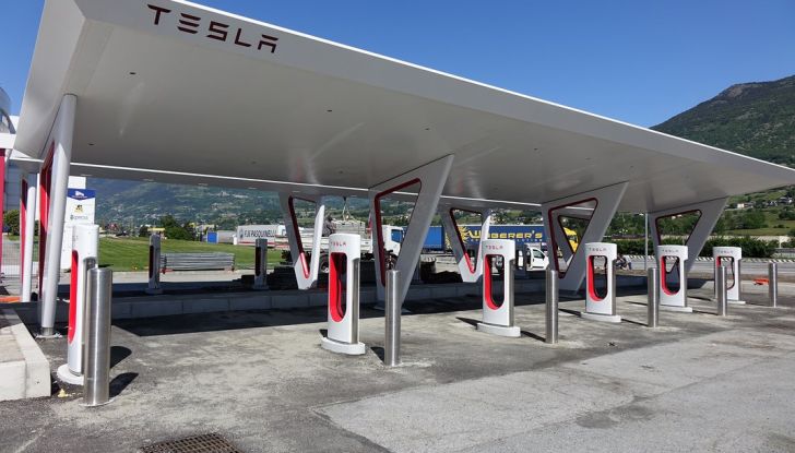 Supercharger Tesla, no all’utilizzo commerciale - Foto 1 di 10