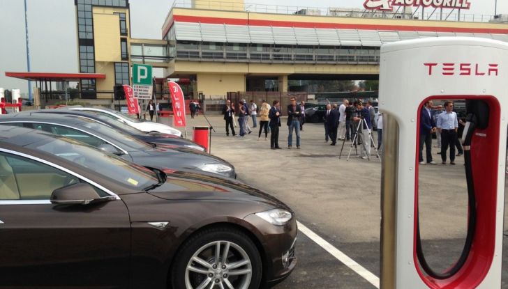 Supercharger Tesla, no all’utilizzo commerciale - Foto 4 di 10