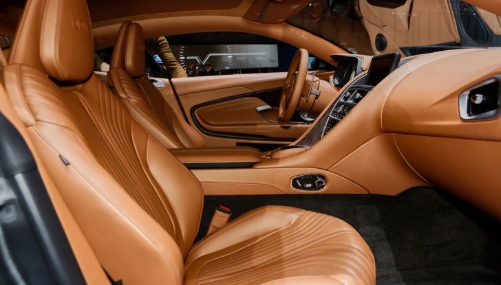 Aston Martin DB11 al Salone di Ginevra - Foto 17 di 30