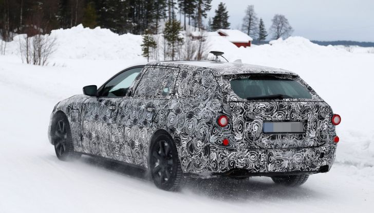 BMW Serie 5 Touring nuova generazione, le foto spia sulla neve (12)