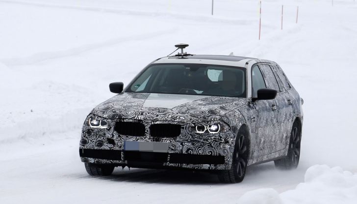 BMW Serie 5 Touring nuova generazione, le foto spia sulla neve (2)