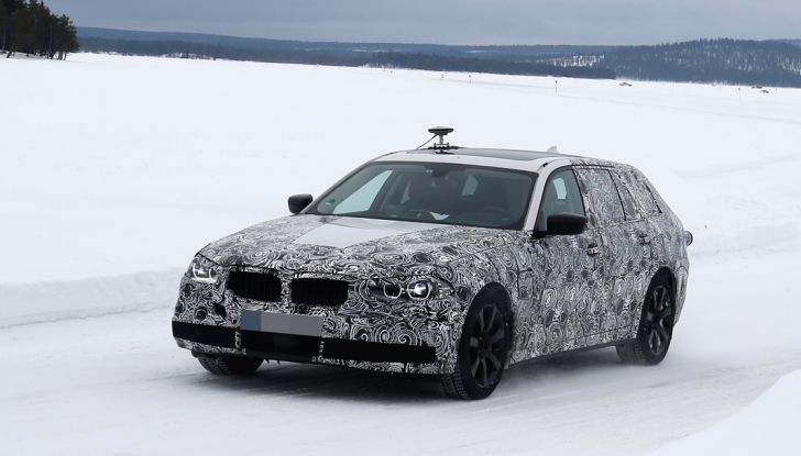 BMW Serie 5 Touring nuova generazione, le foto spia sulla neve (4)