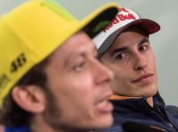 Rossi-Marquez, MotoGP: la battaglia è in pista, la guerra è fuori