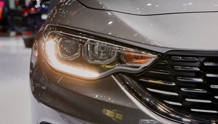 Fiat Tipo SW presentazione al Salone di Ginevra, fanale anteriore.