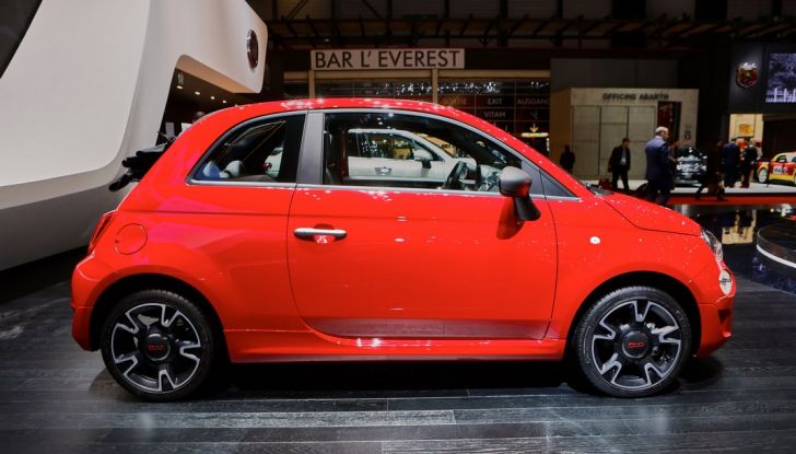 Fiat 500S, vista laterale, al Motor Show di Ginevra.