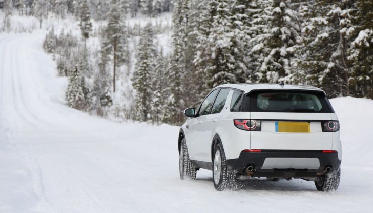 Land Rover Discovery Sport, immagini spia della nuova versione - Foto 10 di 10