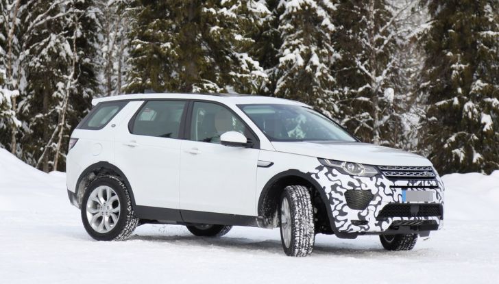 Land Rover Discovery Sport, immagini spia della nuova versione - Foto 3 di 10