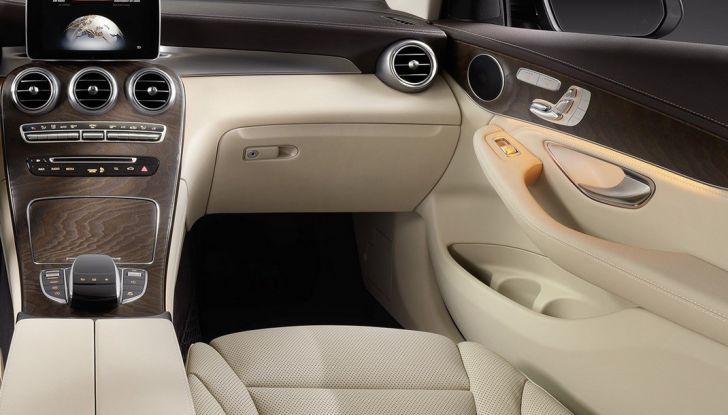 Mercedes GLC coupè debutta al salone di New York - Foto 17 di 22