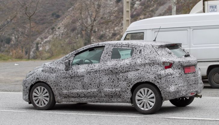 Nissan Micra, prime foto spia della quinta generazione - Foto 7 di 9