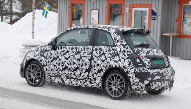 Nuova Abarth 500 spiata durante i test sulla neve