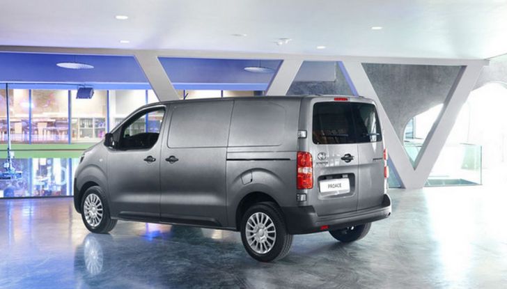 Toyota Proace City: il nuovo minivan debutta sul mercato - Foto 11 di 14