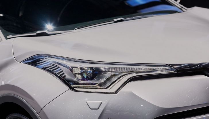 Toyota C-HR, potrebbe diventare la Auris Cross - Foto 15 di 18
