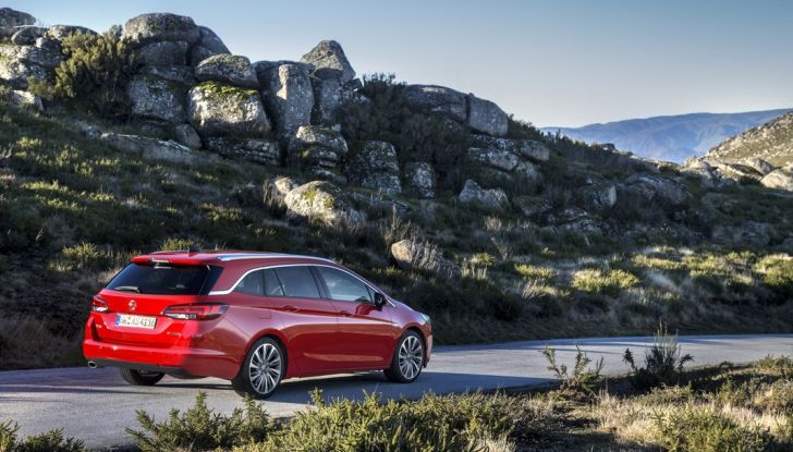 Nuova Opel Astra Sports Tourer prova su strada, informazioni e prezzi - Foto 27 di 40