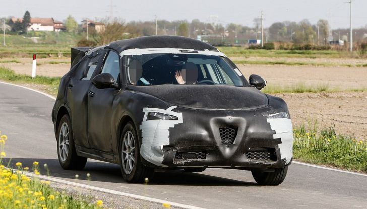 Alfa Romeo Stelvio SUV, foto spia in anteprima assoluta - Foto 2 di 10