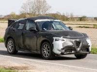 Alfa Romeo Stelvio SUV, foto spia in anteprima assoluta