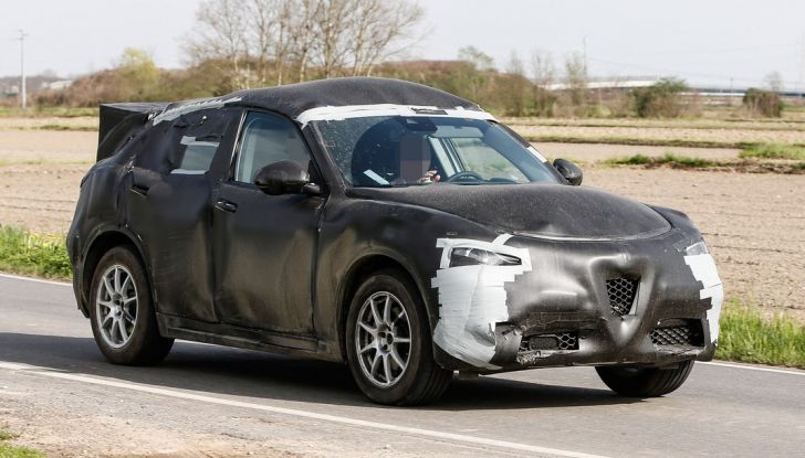 Alfa Romeo Stelvio SUV, foto spia in anteprima assoluta - Foto 1 di 10
