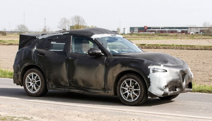 Alfa Romeo Stelvio SUV, foto spia in anteprima assoluta - Foto 4 di 10