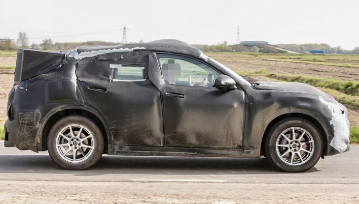 Alfa Romeo Stelvio SUV, foto spia in anteprima assoluta - Foto 5 di 10