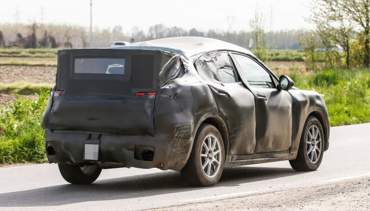 Alfa Romeo Stelvio SUV, foto spia in anteprima assoluta - Foto 3 di 10