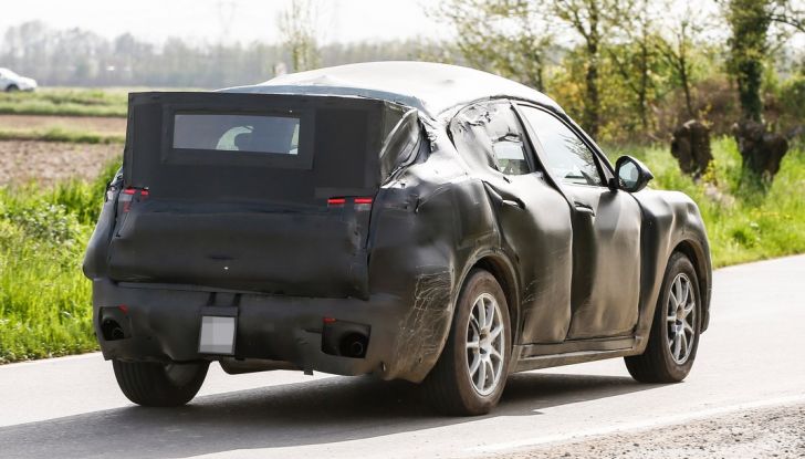 Alfa Romeo Stelvio SUV, foto spia in anteprima assoluta - Foto 9 di 10