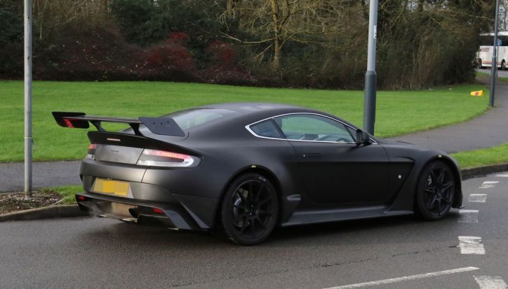 Aston Martin Vantage GT8, i primi test su strada nel Regno Unito - Foto 2 di 7