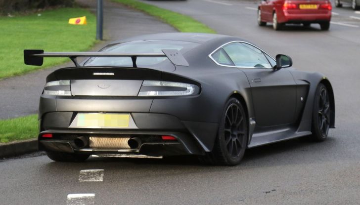 Aston Martin Vantage GT8, i primi test su strada nel Regno Unito - Foto 4 di 7
