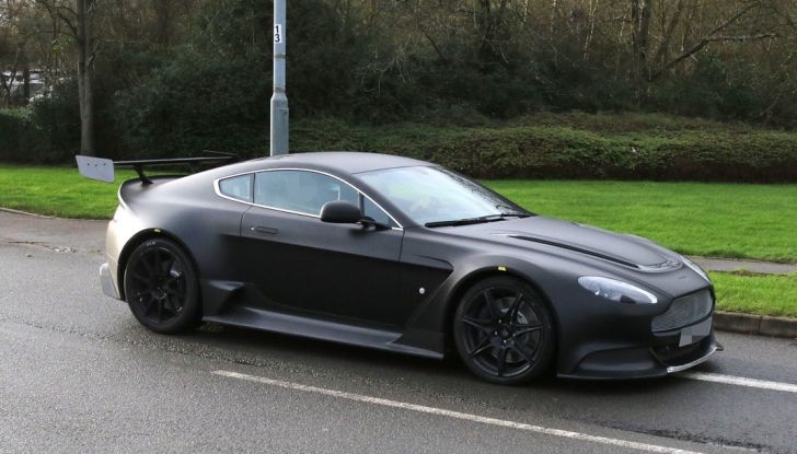 Aston Martin Vantage GT8, i primi test su strada nel Regno Unito - Foto 3 di 7