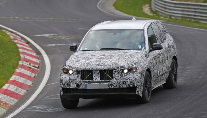 BMW X5 di nuova generazione, le immagini spia dei test in pista - Foto 2 di 13