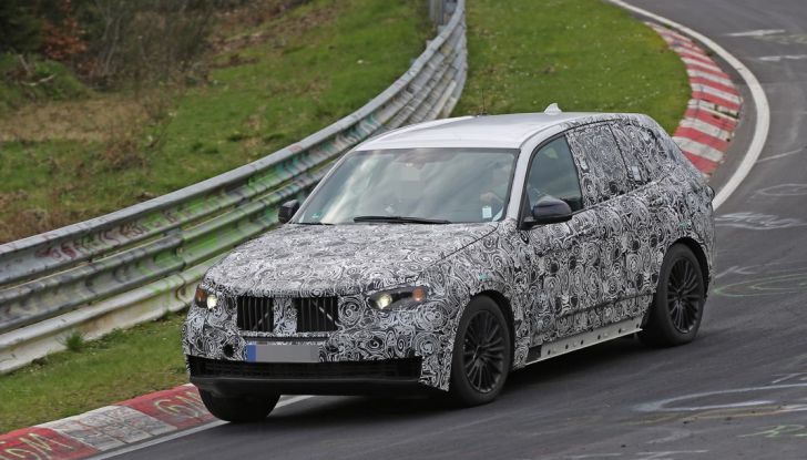 BMW X5 di nuova generazione, le immagini spia dei test in pista - Foto 4 di 13