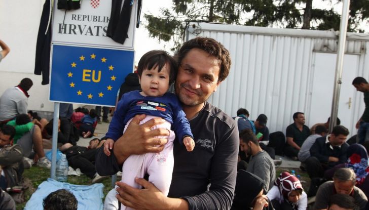 Crisi migranti e la tassa sulla benzina: la proposta arriva dalla Germania - Foto 3 di 8