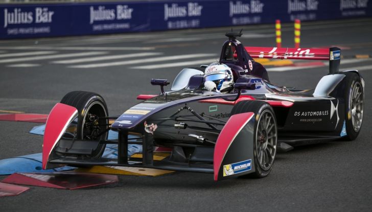 DS sfila per le strade di Parigi il 20 aprile 2016 - Foto 10 di 10