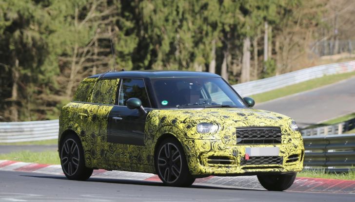 MINI Countryman John Cooper Works foto spia dal circuito del Nürburgring - Foto 1 di 7