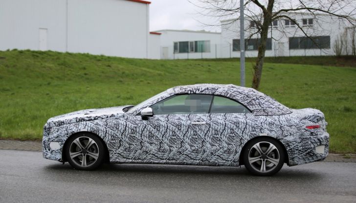 Mercedes Classe E Cabrio: prime immagini spia della scoperta tedesca - Foto 3 di 20