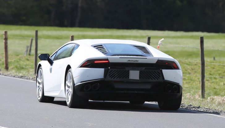 Nuova Lamborghini Huracan Superleggera, iniziano i primi test su strada - Foto 7 di 17