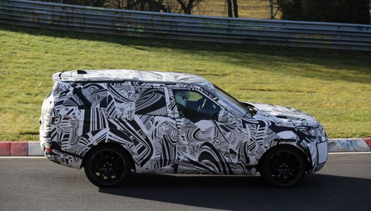 Nuova Land Rover Discovery sorpresa in pista durante i test dinamici - Foto 4 di 11