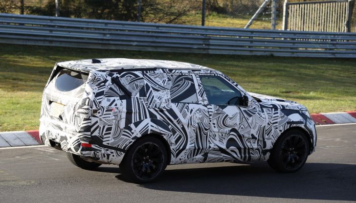 Nuova Land Rover Discovery sorpresa in pista durante i test dinamici - Foto 6 di 11