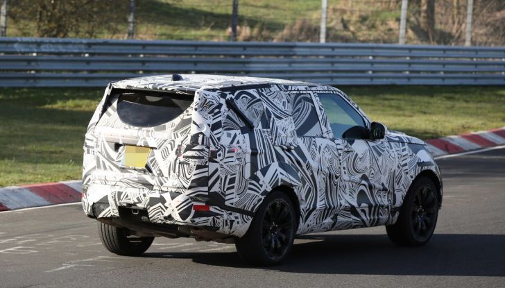 Nuova Land Rover Discovery sorpresa in pista durante i test dinamici - Foto 7 di 11