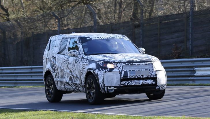 Nuova Land Rover Discovery sorpresa in pista durante i test dinamici - Foto 1 di 11