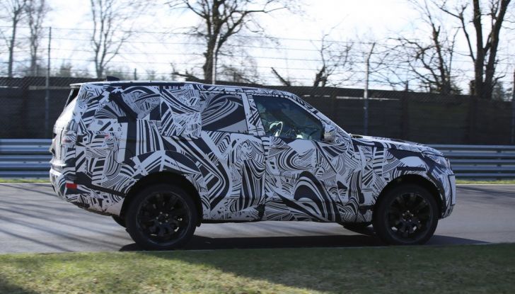 Nuova Land Rover Discovery sorpresa in pista durante i test dinamici - Foto 8 di 11